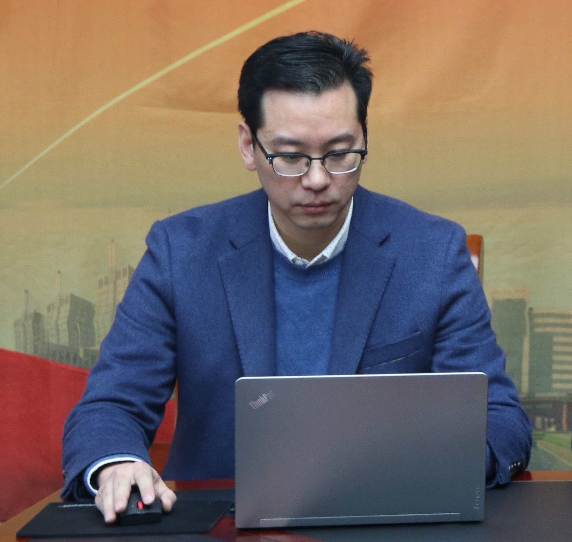 沈勇与网友在线交流中