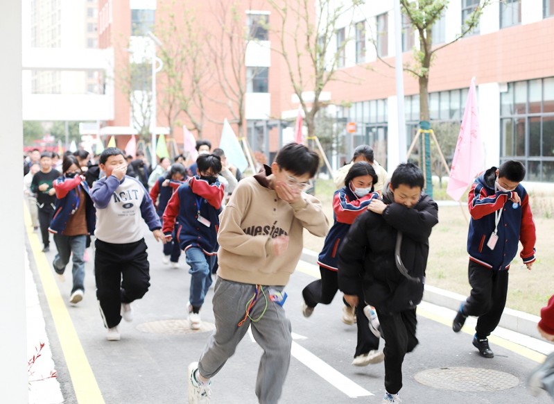 筑牢安全防线 守护师生平安