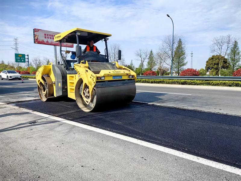 公路医生修路忙