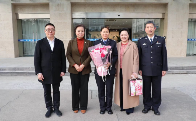 区领导走访慰问女性典型  致敬“她力量” 续写“新荣光”