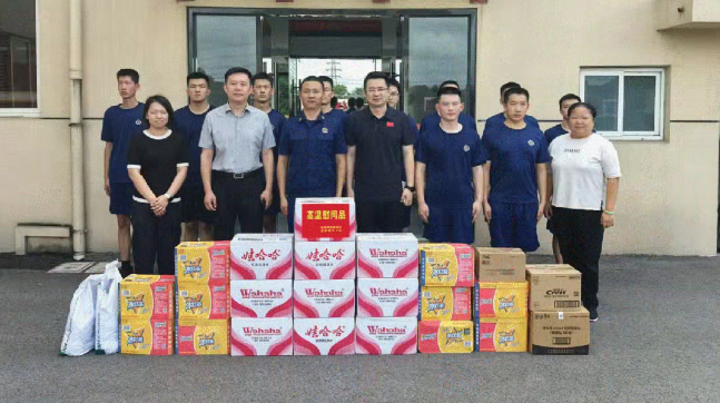 炎夏送清凉 关怀沁人心丨前黄镇开展高温慰问活动