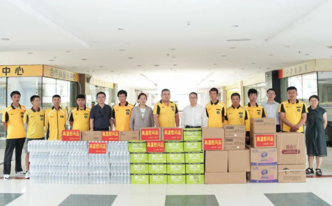 区四套班子领导开展高温慰问活动