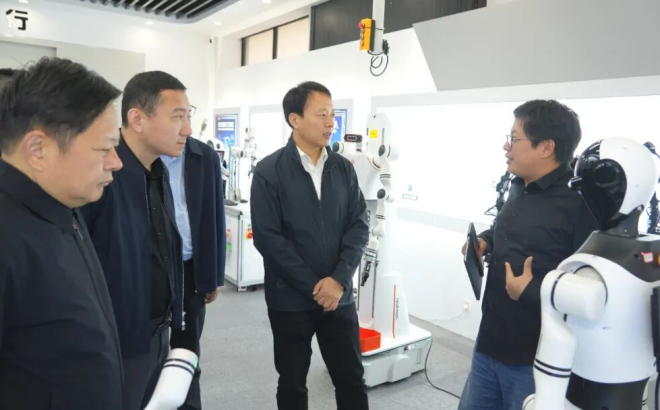 区领导调研机器人产业链枢纽平台建设