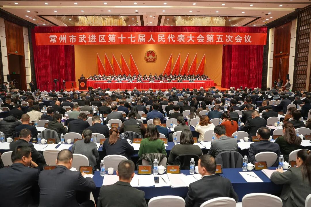 区十七届人大五次会议举行第二次大会