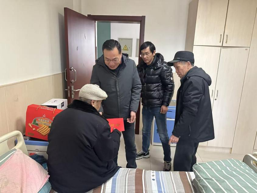 西湖街道社会事务办春节前慰问集中供养五保户