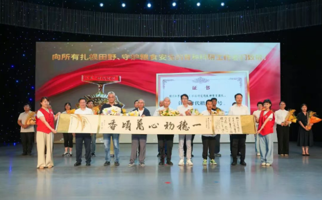 “江苏时代楷模”先进事迹报告会暨专场道德讲堂举行