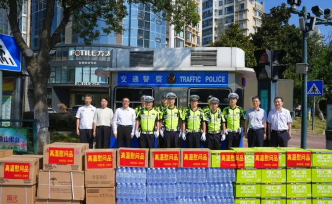 区四套班子领导开展高温慰问活动