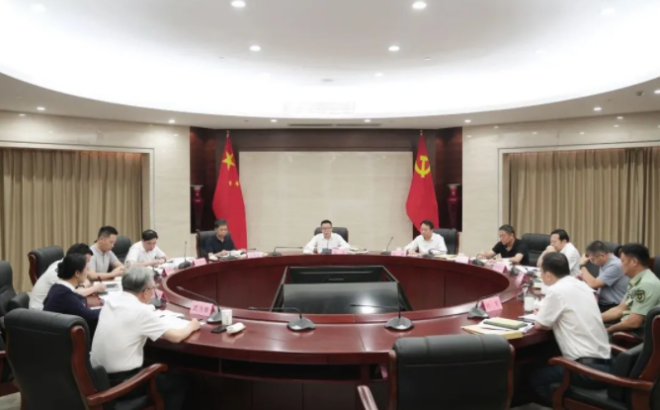 区委理论学习中心组举行专题学习会