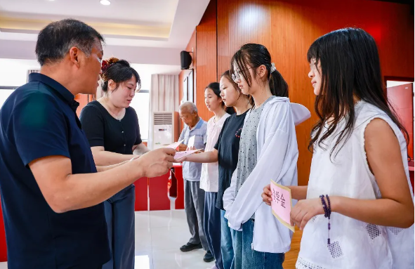 洛东社区举办2026年“南方通信光彩基金”奖学金发放仪式