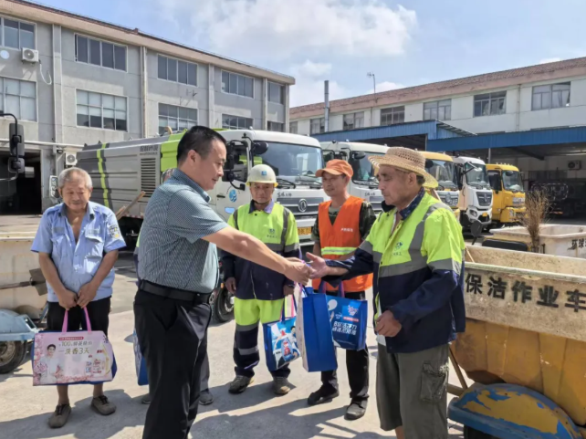 炎炎夏日送清凉 心系一线暖人心——卢家巷村党委开展高温慰问活动