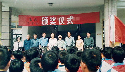 2012年9月,牛塘台胞王振伍捐赠2万美元在牛塘小学成立王氏奖学金.jpg