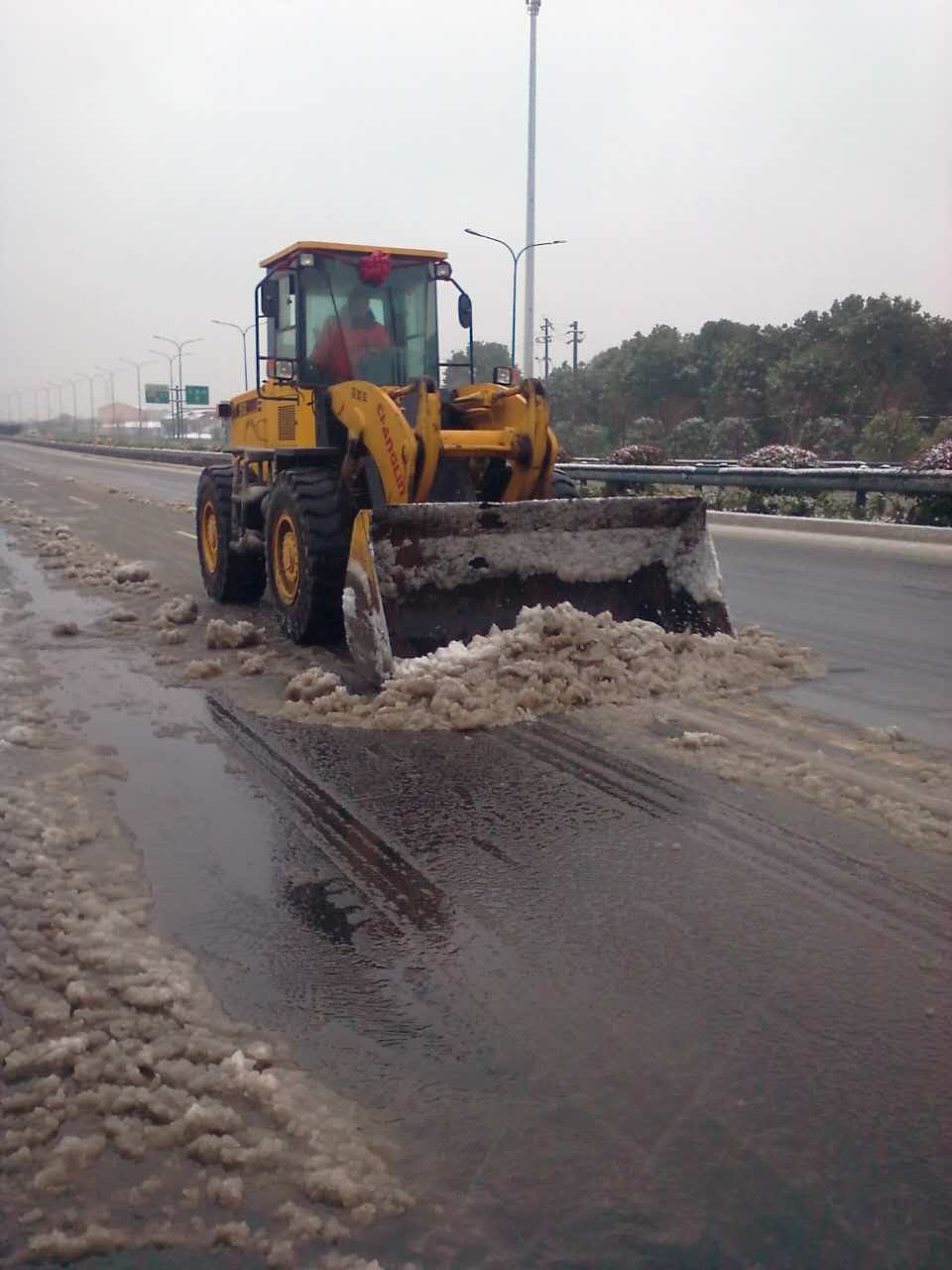 312国道武进段养护人员出动装载机进行路面除雪.jpg