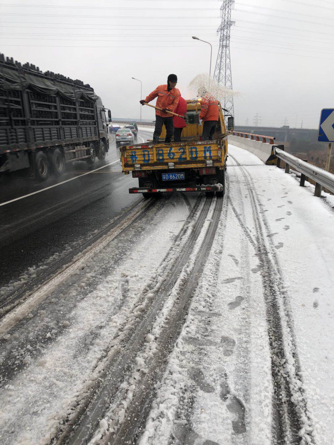 232省道武进段养护人员撒盐融雪.jpg