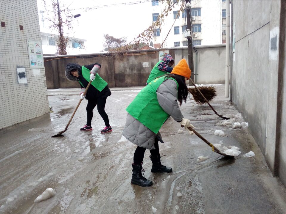 圩墩社区志愿者扫雪3.jpg