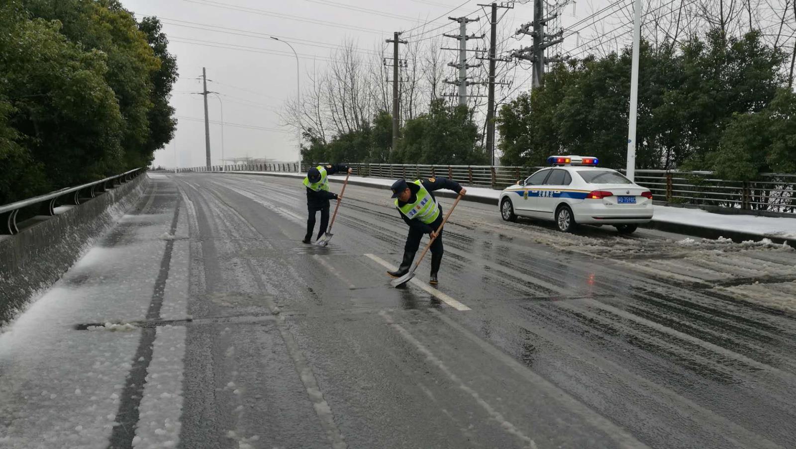 交通人除雪保畅通1.JPG