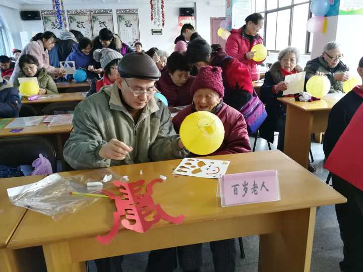 百岁老人制作“花灯”.jpg