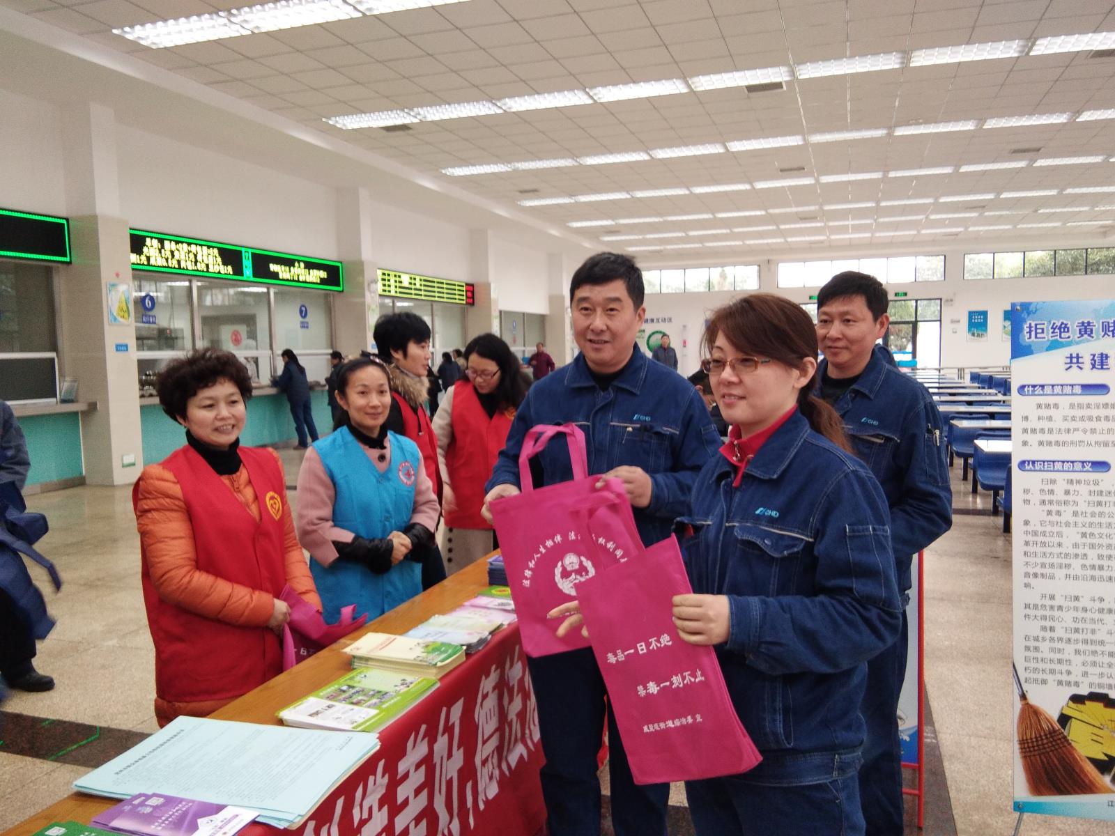 劳动创造美好，德法涵养文明.jpg