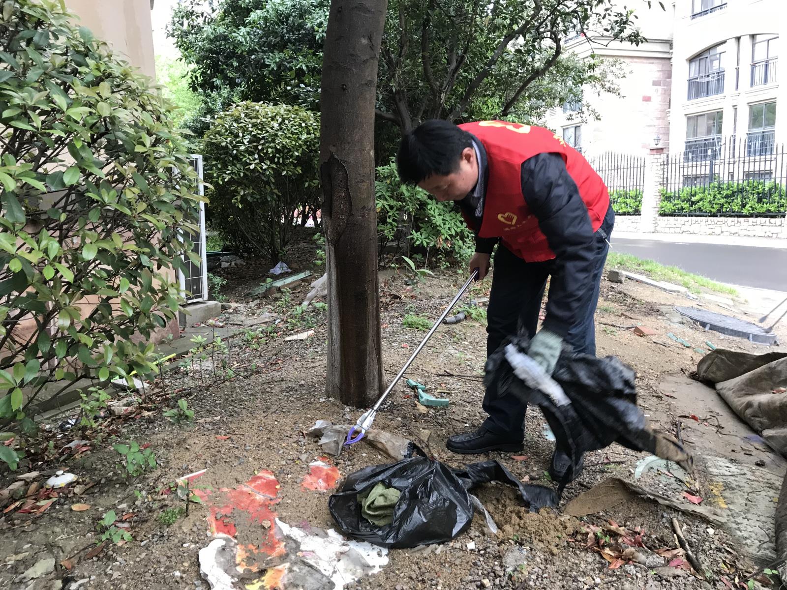 4.13区科技局组织“精细城管在行动”义务劳动2.jpg