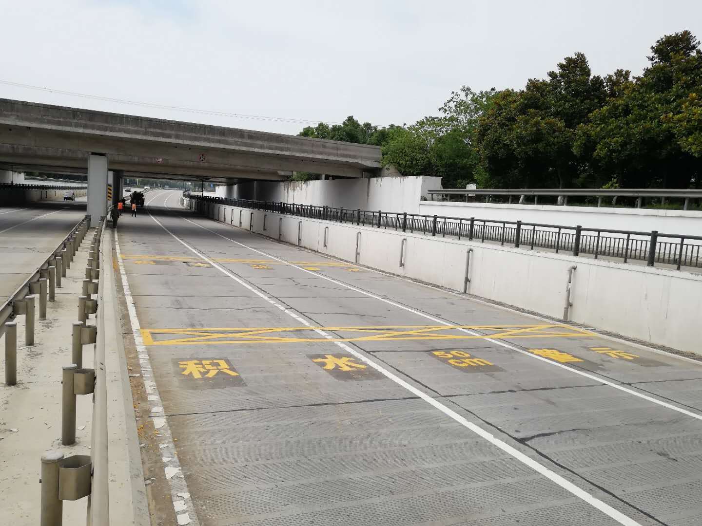 湖滨路下穿沿江高速通道积水警示标志.jpg