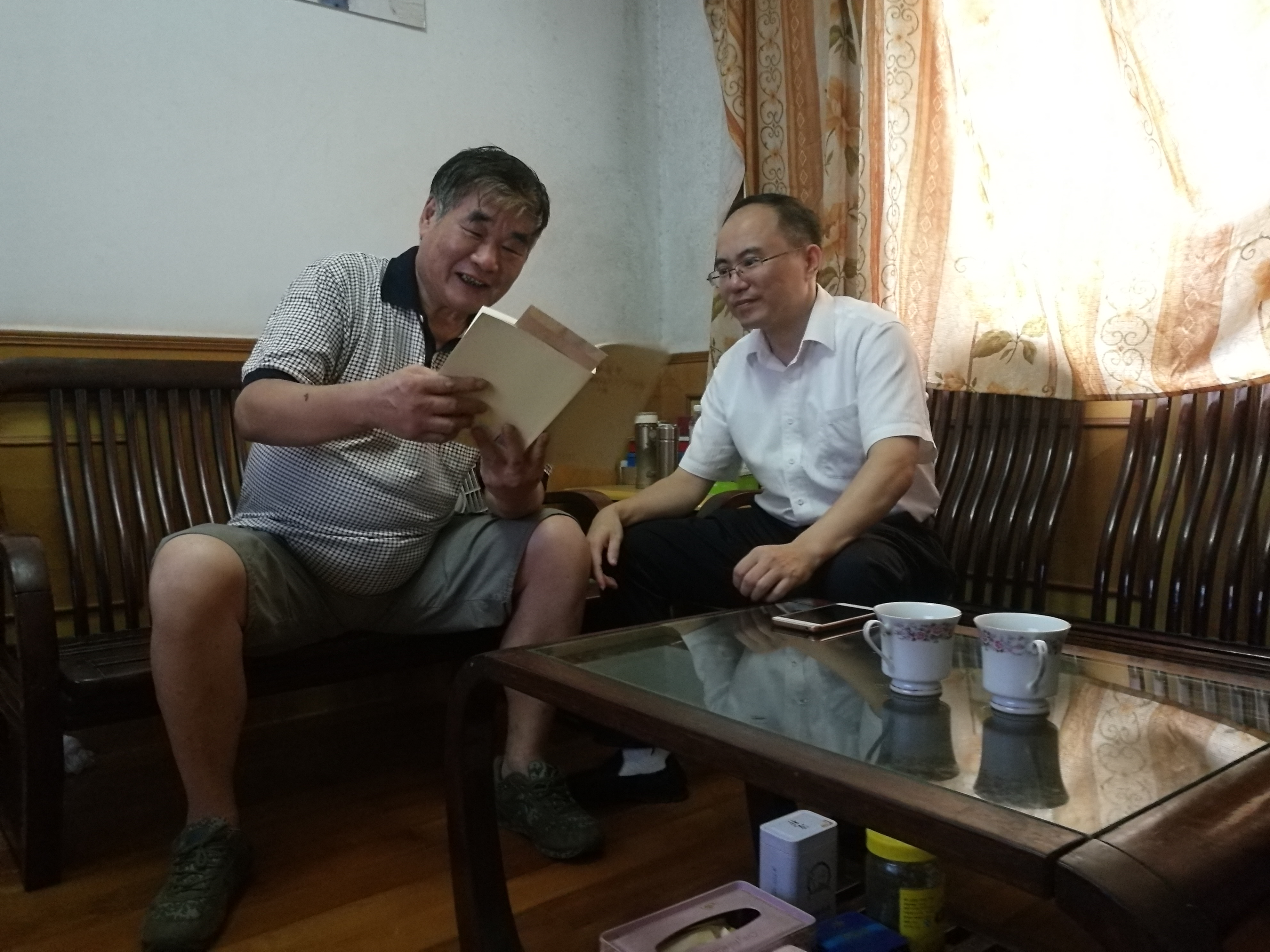 8.16 慰问退休干部.jpg