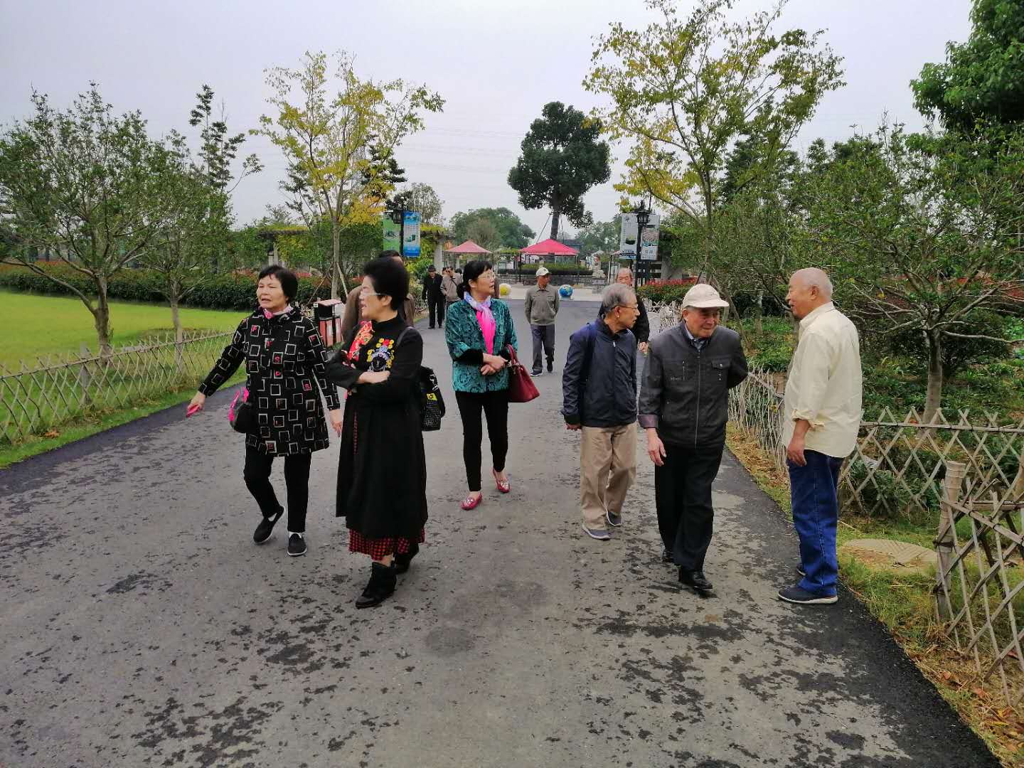 10.16区科技局组织离退休干部重阳节参观活动.jpg