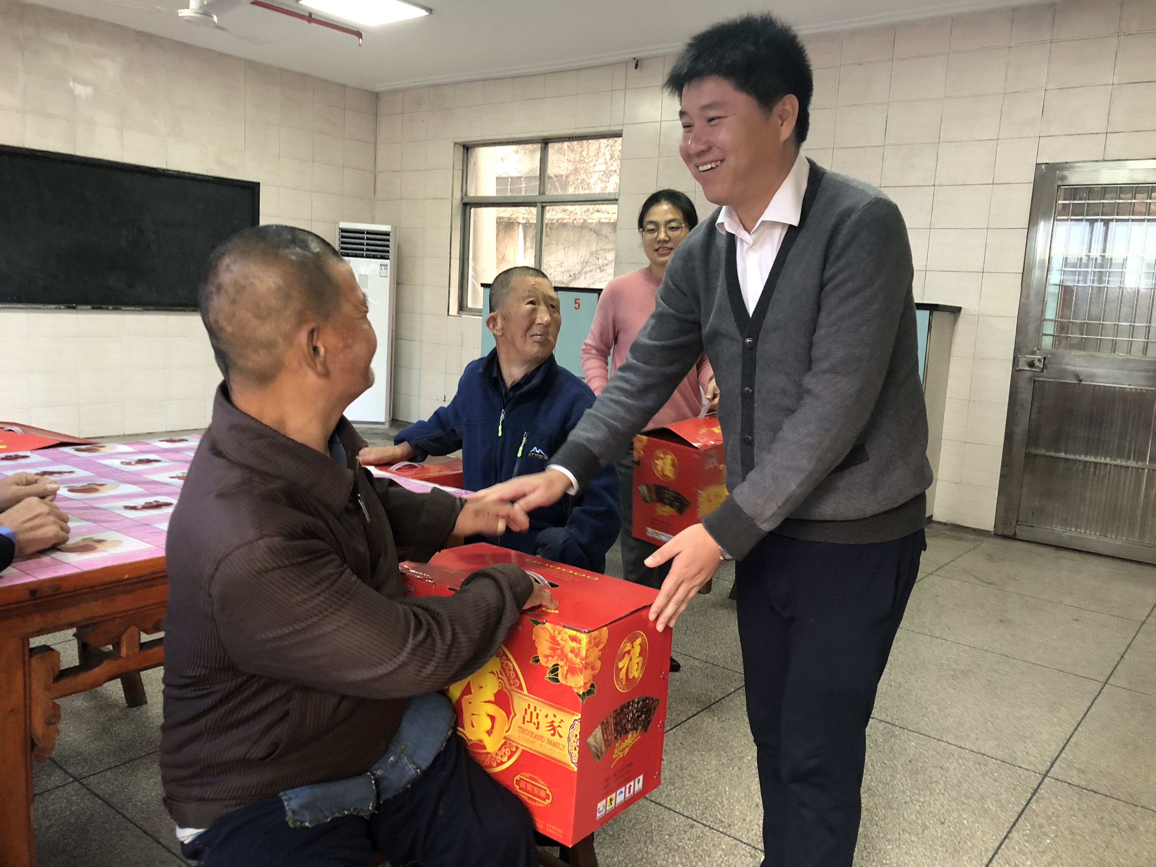 重阳送温暖 传递敬老情.JPG